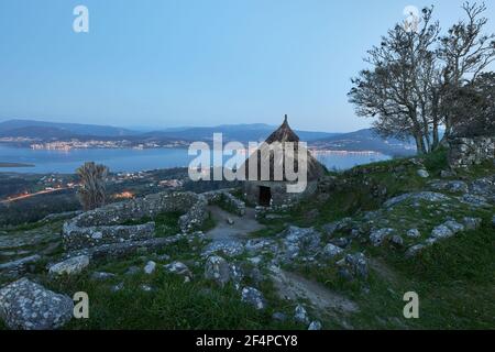 Blick auf ein altes galizisches Haus, das auf dem Berg Santa Tegra in der Gemeinde Galicien, Spanien, umgebaut wurde. Stockfoto