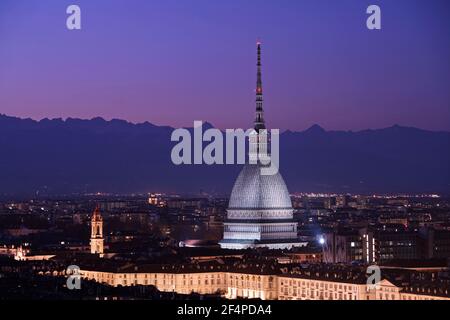 Nachtansicht der beleuchteten Mole Antonelliana. Turin, Italien - März 2021 Stockfoto