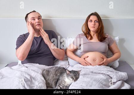 Ein verängstigter Mann ruft Arzt wegen Problemen mit einem Schwangere Frau Stockfoto