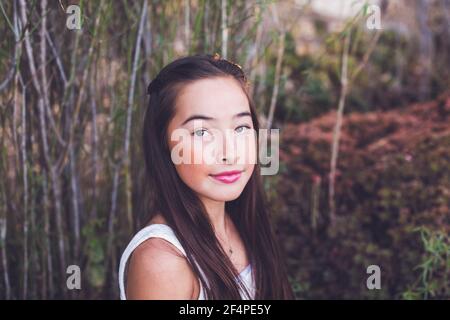 Pre-teen Mädchen von gemischter Rasse, Asiaten und Kaukasischen Blick auf die Kamera Stockfoto