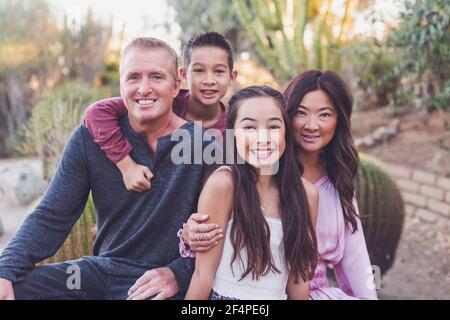 Asiatische und weiße gemischte Familie - Mutter, Vater, Sohn und Tochter. Stockfoto