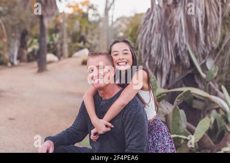 Pre-teen Tochter der gemischten Rasse umarmt ihren kaukasischen Vater. Stockfoto