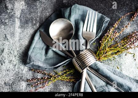 Ostertisch mit Blumen Stockfoto