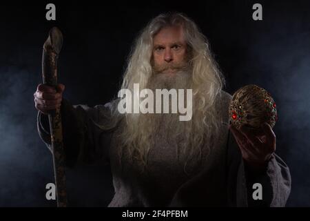 DER ZAUBERER MIT EINEM GROSSEN EI ALS FABERGE-EIER Stockfoto