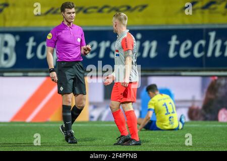 LEEUWARDEN, NIEDERLANDE - MÄRZ 22: Schiedsrichter Joey Kooij und Valentino Vermeulen vom FC Eindhoven während des niederländischen Keukenkampioendivisie-Spiels zwischen SC Stockfoto