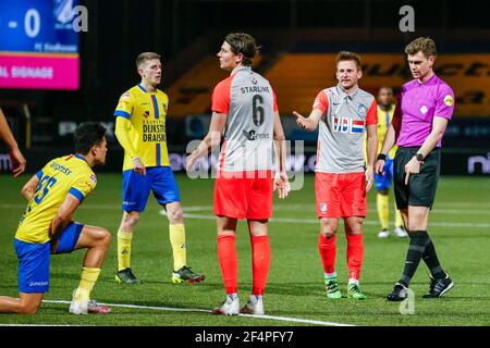 LEEUWARDEN, NIEDERLANDE - MÄRZ 22: Maarten Peijnenburg vom FC Eindhoven, Jens van Son vom FC Eindhoven und Schiedsrichter Joey Kooij während der niederländischen Keukenka Stockfoto