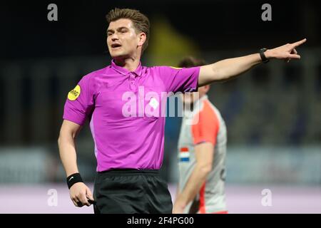 LEEUWARDEN, NIEDERLANDE - MÄRZ 22: Schiedsrichter Joey Kooij während des niederländischen Keukenkampioendivisie-Spiels zwischen SC Cambuur und FC Eindhoven in Cambuurstad Stockfoto