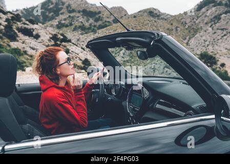 Junge Frau im Cabrio Stockfoto
