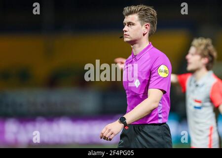LEEUWARDEN, NIEDERLANDE - MÄRZ 22: Schiedsrichter Joey Kooij während des niederländischen Keukenkampioendivisie-Spiels zwischen SC Cambuur und FC Eindhoven in Cambuurstad Stockfoto