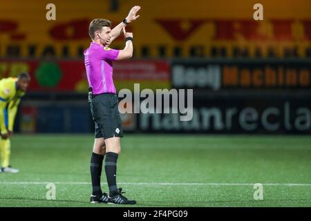 LEEUWARDEN, NIEDERLANDE - MÄRZ 22: Schiedsrichter Joey Kooij während des niederländischen Keukenkampioendivisie-Spiels zwischen SC Cambuur und FC Eindhoven in Cambuurstad Stockfoto