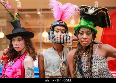 London, Großbritannien. 20. März 2021. Models besuchen eine Flash Mob Modenschau im Piccadilly Circus für den Designer Pierre Garroudi. Quelle: Waldemar Sikora Stockfoto