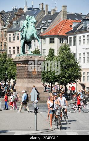 Reiterstandbild von Bischof Absalon, dem legendären Gründer von Kopenhagen, auf højbro Plads (Hohe Brücke) Zentrum von Kopenhagen, Dänemark. 6. August 2. Stockfoto