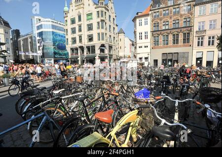 Fahrradparkplatz auf dem Højbro Plads (Hochbrücke Platz) Zentrum von Kopenhagen, Dänemark. August 6th 2013 © Wojciech Strozyk / Alamy Stockfoto Stockfoto