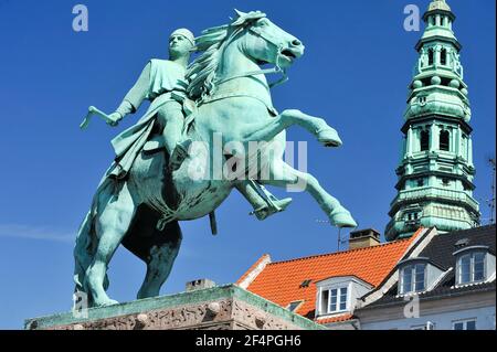 Reiterstandbild von Bischof Absalon, dem legendären Gründer von Kopenhagen, auf højbro Plads (Hohe Brücke) Zentrum von Kopenhagen, Dänemark. 6. August 2. Stockfoto