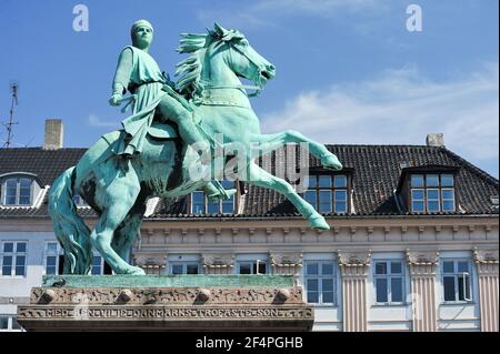 Reiterstandbild von Bischof Absalon, dem legendären Gründer von Kopenhagen, auf højbro Plads (Hohe Brücke) Zentrum von Kopenhagen, Dänemark. 6. August 2. Stockfoto