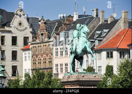 Reiterstandbild von Bischof Absalon, dem legendären Gründer von Kopenhagen, auf højbro Plads (Hohe Brücke) Zentrum von Kopenhagen, Dänemark. 6. August 2. Stockfoto