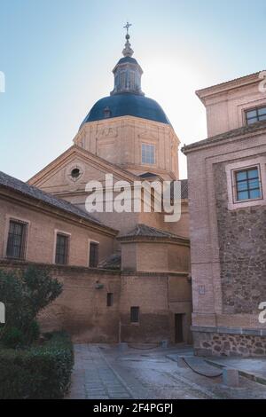 Vertikale Ansicht einer alten Straße in Toledo Spanien Stockfoto