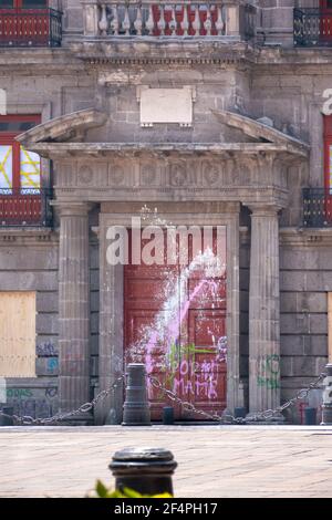 Mexiko, Mexiko-Stadt 13. März 2021, in der Straße von Tacuba kann man die façade des Palacio de Minería sehen, die von den Protesten angefacht wurde Stockfoto