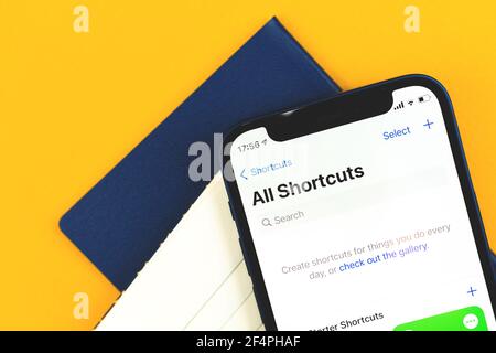 Charkow, Ukraine - 10. März 2021: Startseite der Apple Shortcuts App close-up Stockfoto