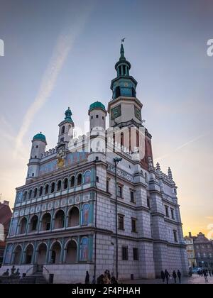 Februar 15, 2020. Posen, Polen - Stadtarchitektur. Großpolen Provinz Wielkopolska . Berühmte alte Rathaus am Hauptplatz Rynek . Stockfoto