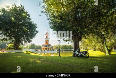 Tower Withun Thasana oder The Sage Lookout in Bang Pa-in Royal Palace oder der Sommerpalast in Ayutthaya Provinz, Thailand Stockfoto