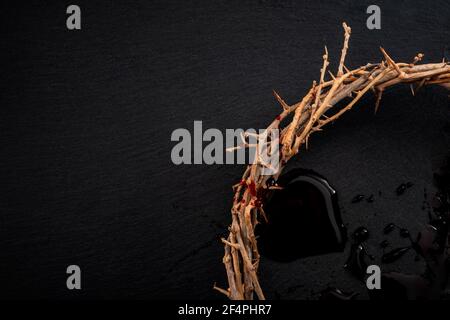 Osterferien, christliche Feier der Auferstehung Jesu und das Konzept der Passion Christi mit Nahaufnahme auf einer Dornenkrone mit Blut bedeckt Stockfoto