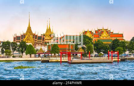 Großer Palast und Tempel des Smaragd Buddha (Wat Phra Kaew) in Bangkok, Thailand vom Boot aus gesehen auf dem Chao Phraya Fluss Stockfoto