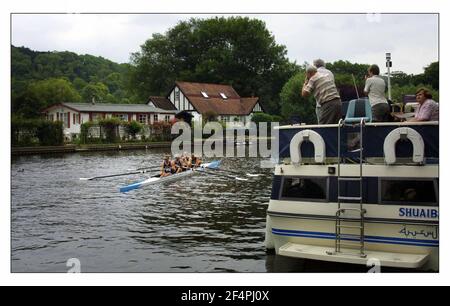 SIR Steve Redgrave,Mathew Pinsent,James Cracknell und Tim Foster rudern zum letzten Mal das Boot, in dem sie Olympisches Gold in Sydney zum River and Rowing Museum in Henley-on-Thames gewannen Stockfoto