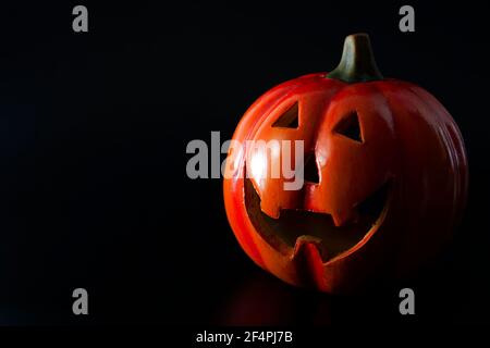 Halloween und Herbst oder Herbstferien Konzept mit dunklen dramatischen Licht auf einem gruseligen Jack o Laterne isoliert auf schwarz Mit Kopierbereich Stockfoto