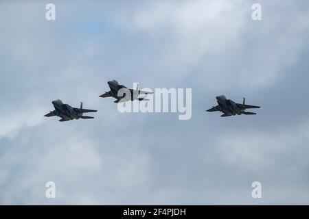 3 Eurofighter Typhoon Jets der Luftwaffe in Formation in Der Himmel Stockfoto