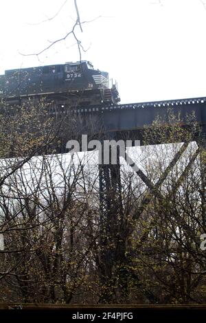 Zug über eine hohe Brücke in Lynchburg, Virginia, USA Stockfoto