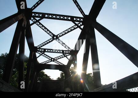 Alte Eisenbahnbrücke in einen Wander- und Radweg auf Percival Island umgewandelt, in Lynchburg, VA, USA. Ansicht von unten. Stockfoto