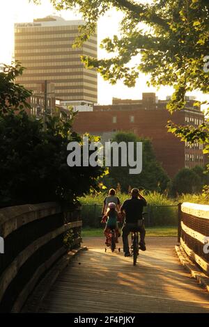 Lynchburg, VA, USA. Familie Fahrrad fahren auf der Percival Island Trail, von einer alten Brücke umgewandelt. Stockfoto