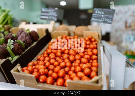 Frische Kirschtomaten auf einem lokalen Bio-Markt Stockfoto