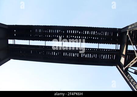 Hohe Eisenbahnbrücke durch Lynchburg, Virginia, USA. Ansicht von unten. Stockfoto