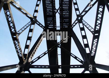 Hohe Eisenbahnbrücke durch Lynchburg, Virginia, USA. Ansicht von unten. Stockfoto