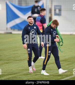 Oriam Sports Centre Riccarton, Edinburgh. Schottland, Großbritannien. März 21, 22nd. Guinness Six Nation Spiel weg zu Frankreich. Ali Price (Glasgow Warriors) Lassos Schottland Kapitän Stuart Hogg während der Sitzung Credit: eric mccowat/Alamy Live News Stockfoto