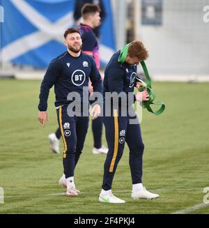 Oriam Sports Centre Riccarton, Edinburgh. Schottland, Großbritannien. März 21, 22nd. Guinness Six Nation Spiel weg zu Frankreich. Ali Price (Glasgow Warriors) Lassos Schottland Kapitän Stuart Hogg während der Sitzung Credit: eric mccowat/Alamy Live News Stockfoto