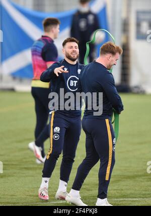 Oriam Sports Centre Riccarton, Edinburgh. Schottland, Großbritannien. März 21, 22nd. Guinness Six Nation Spiel weg zu Frankreich. Ali Price (Glasgow Warriors) Lassos Schottland Kapitän Stuart Hogg während der Sitzung Credit: eric mccowat/Alamy Live News Stockfoto