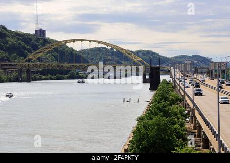 Der Blick auf Fort Pitt Bridge über den Monongahela River mit Mount Washington im Hintergrund.Pittsburgh.Pennsylvania.USA Stockfoto