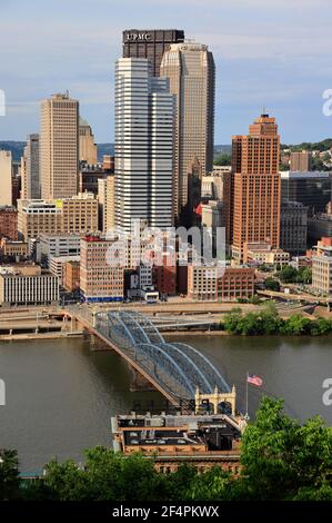 Der Blick auf die Smithfield Street Bridge über den Monongahela River mit Downtown Pittsburgh im Hintergrund von Mt.Washington .Pittsburgh.Pennsylvania.USA Stockfoto