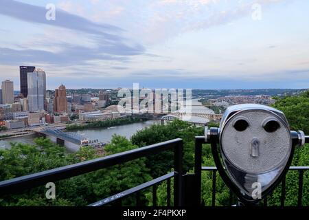 Downtown Pittsburgh vom Mount Washington mit Monongahela River und A Teleskop im Vordergrund.Pittsburgh.Pennsylvania.USA Stockfoto