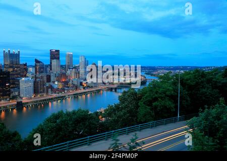 Downtown Pittsburgh und Central Business District mit Monongahela River in Vordergrund während der Dämmerung.Pittsburgh.Pennsylvania.USA Stockfoto