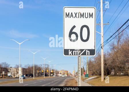 Ottawa, Kanada - 19. März 2021: Tempolimit Straßenschild, maximal 60 km h Stockfoto