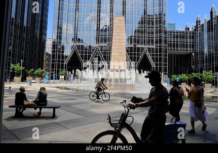 Brunnen auf dem öffentlichen platz des PPG Place in der Innenstadt Pittsburgh, Pennsylvania, USA Stockfoto
