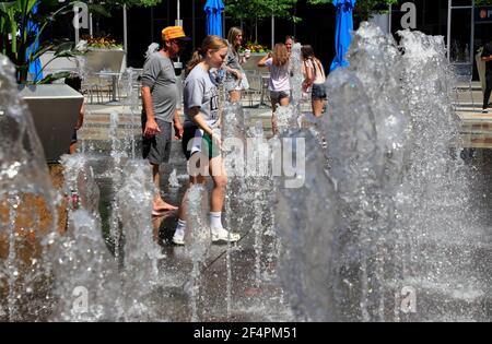 Kinder spielen im Brunnen auf dem platz von PPG Ort in Downtown Pittsburgh.Pennsylvania.USA Stockfoto