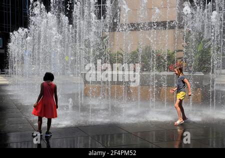 Kinder spielen im Brunnen auf dem platz von PPG Ort in Downtown Pittsburgh.Pennsylvania.USA Stockfoto