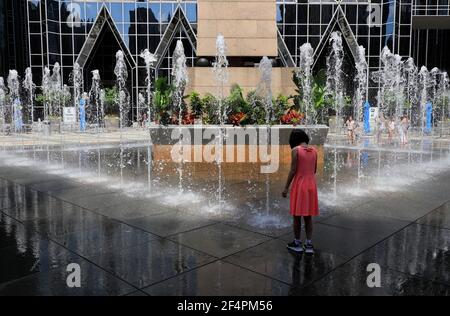 Kinder spielen im Brunnen auf dem platz von PPG Ort in Downtown Pittsburgh.Pennsylvania.USA Stockfoto