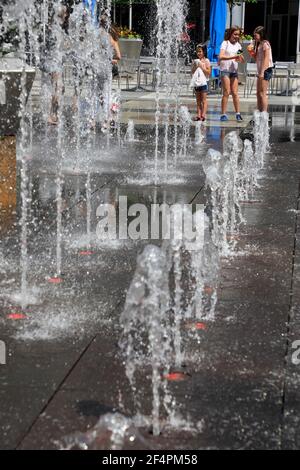 Kinder spielen im Brunnen auf dem platz von PPG Ort in Downtown Pittsburgh.Pennsylvania.USA Stockfoto