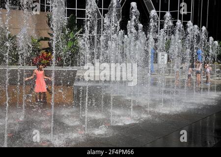 Kinder spielen im Brunnen auf dem platz von PPG Ort in Downtown Pittsburgh.Pennsylvania.USA Stockfoto